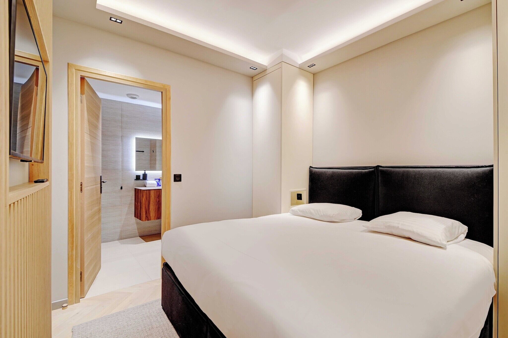 Skrivebord, strykejern/-brett, internettilgang og sengetøy