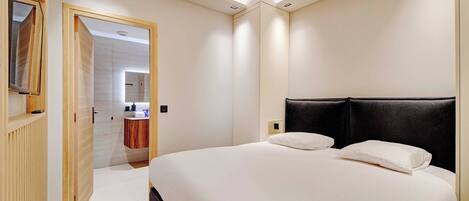 Skrivebord, strykejern/-brett, internettilgang og sengetøy