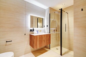 Hair dryer, towels - Refined Parisian flat with Designer Finishes – Rue Montorgueil Elegance (Paris)