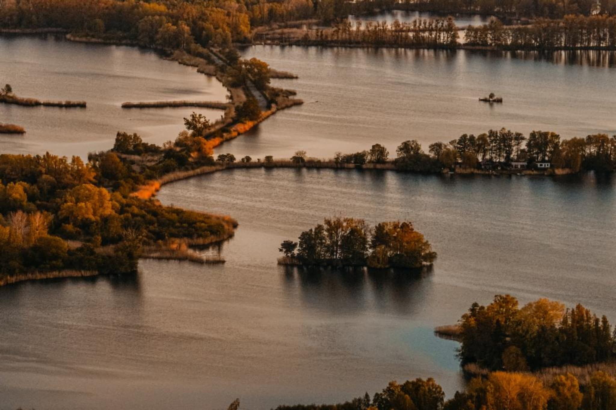 Un paysage paisible au bord d’un lac, avec de nombreuses îles et un étroit canal qui les relie.