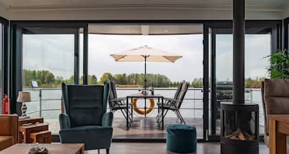 Havel Houseboat Serenity