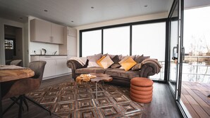 Uma sala de estar moderna com sofá, mesa de centro e tapete.