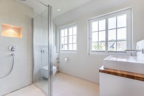 Shower, hair dryer - Kamp 28 - Kamp 28 - Stylish maisonette for relaxing days in Westerland! (Sylt)