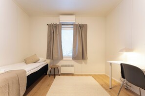 Escritorio, espacio para trabajar con laptop y wifi gratis 