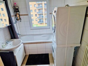 Haartrockner, Handtücher, Seife, Toilettenpapier