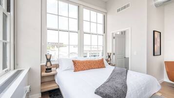 Apartamento, várias camas, cozinha, vista para a cidade (The 333 Suites 303) | 2 quartos, individualmente decorados, individualmente mobiliados