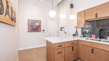 Apartment, Multiple Beds, Kitchen, City View (The 333 Suites 303) | Interior