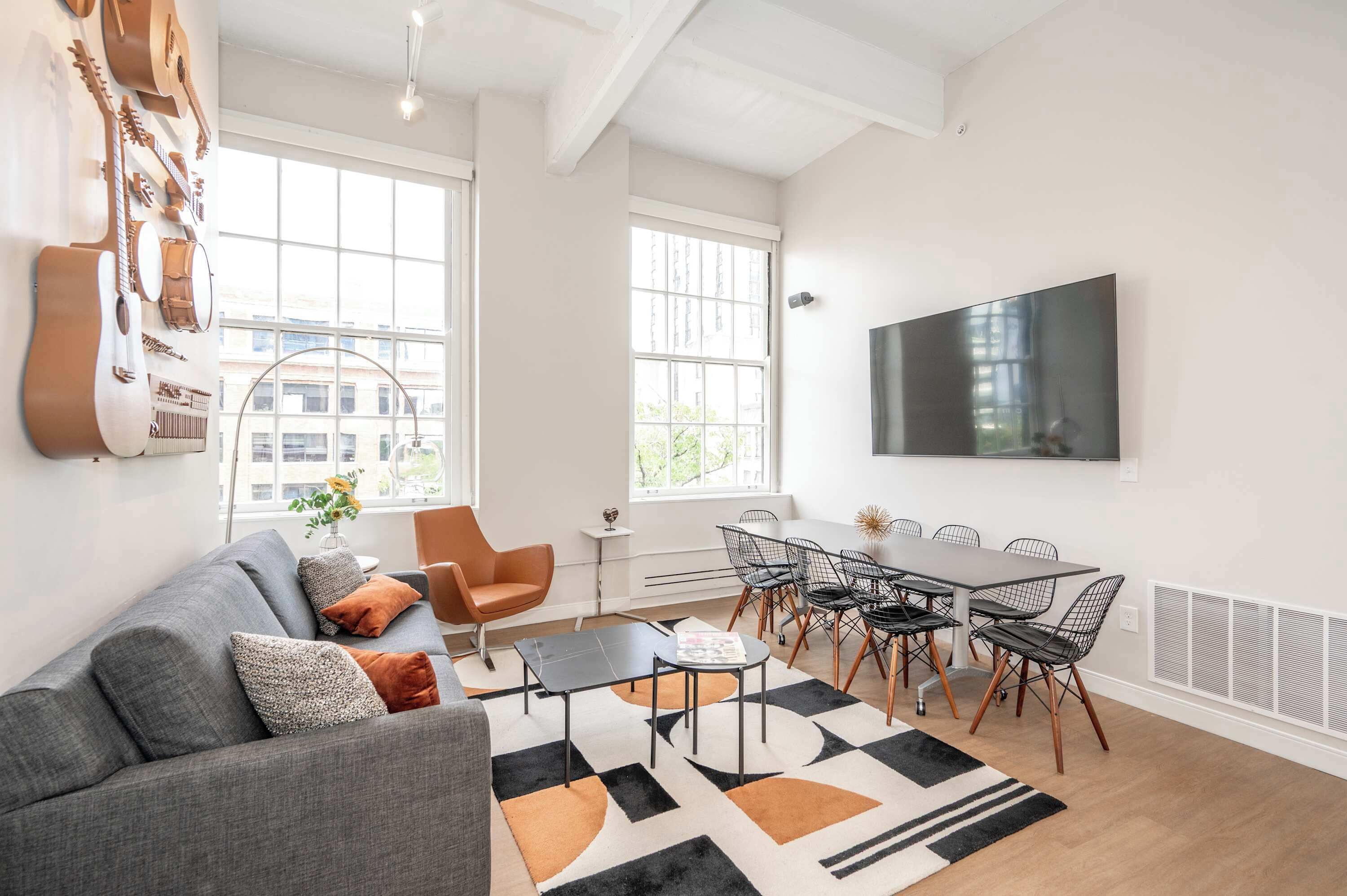 Apartment, Mehrere Betten, Küche, Stadtblick (The 333 Suites 303) | Wohnbereich