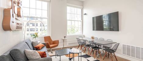 Apartamento, varias camas, cocina, vistas a la ciudad (The 333 Suites 303) | Zona de estar