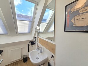 Shower, hair dryer, towels, soap - Apartment Turmblick - Comfortable apartment in the center of Marienhafe with (Marienhafe)