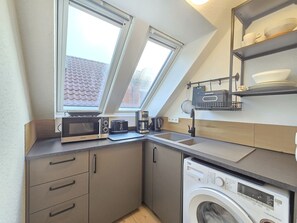 Réfrigérateur, micro-ondes, plaque de cuisson, cafetière/bouilloire