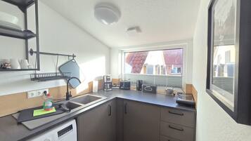 KylskÄp, mikrovÄgsugn, spishÀll och kaffe- och tebryggare