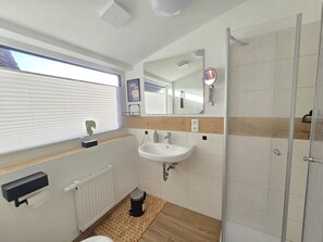Douche, séchoir à cheveux, serviettes fournies, savon
