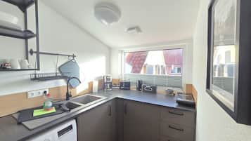 Kühlschrank, Mikrowelle, Herdplatte, Wasserkocher mit Kaffee-/Teezubehör