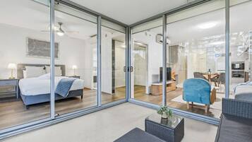 2 bedrooms, desk, iron/ironing board, WiFi