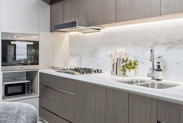 ثلاجة، ميكروويف، فرن، موقد طهي مسطح