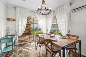 Dining - Luxe Escape | Modern Family Home w/ Private Patio (Algester)