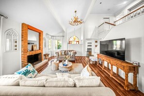 TV - Luxe Escape | Modern Family Home w/ Private Patio (Algester)