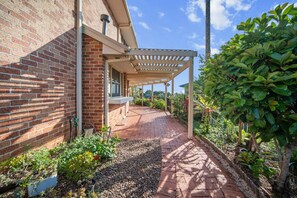 Property grounds - Luxe Escape | Modern Family Home w/ Private Patio (Algester)