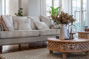 TV - Luxe Escape | Modern Family Home w/ Private Patio (Algester)