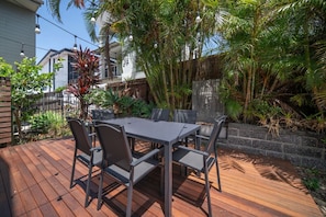 Outdoor dining - Modern 4BR Home | Stylish near QUT & Brisbane CBD (Kelvin Grove)