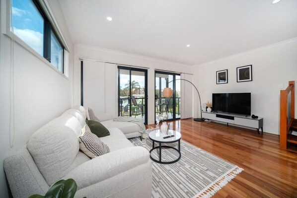 TV - Modern 4BR Home | Stylish near QUT & Brisbane CBD (Kelvin Grove)