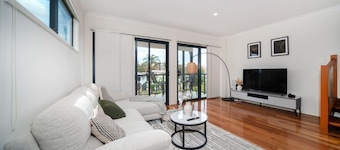 Modern 4BR Home | Stylish near QUT & Brisbane CBD