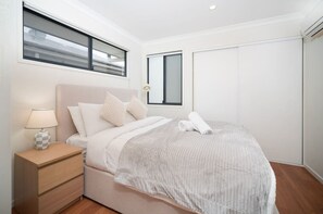 4 bedrooms, iron/ironing board, WiFi, bed sheets
