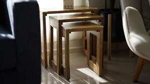 Une pièce avec une table d’appoint en bois et une chaise.
