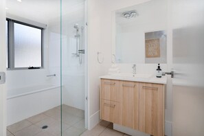 Hair dryer - Bright & Welcoming Family Home | Heathwood (Heathwood)