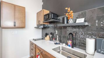 Estúdio, 1 cama Queen, cozinha, vista para a cidade (The 333 Suites 304) | Cozinha privada