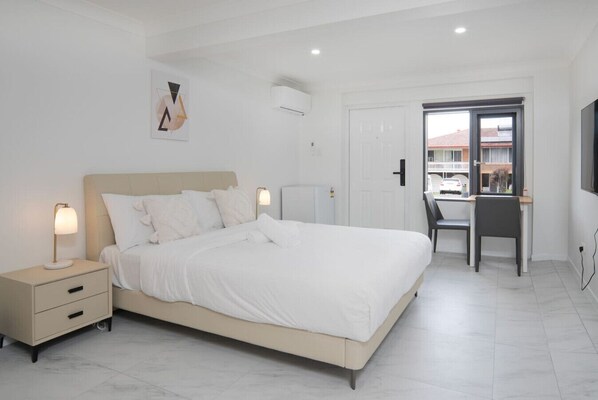 Iron/ironing board, WiFi, bed sheets - Modern 1BR Apartment | Convenient Stay (MacGregor)