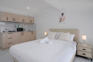 Iron/ironing board, WiFi, bed sheets - Modern 1BR Apartment | Convenient Stay (MacGregor)
