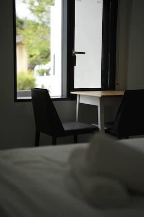 Iron/ironing board, WiFi, bed sheets - Modern 1BR Apartment | Convenient Stay (MacGregor)