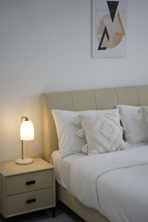 Iron/ironing board, WiFi, bed sheets - Modern 1BR Apartment | Convenient Stay (MacGregor)