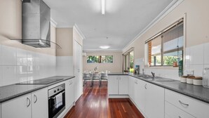 Microwave, oven, stovetop, high chair - Modern 4BR Family Retreat | Prime Robertson Place (Robertson)