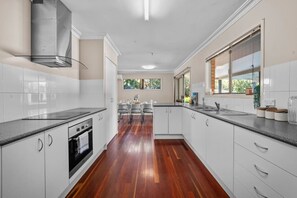 Micro-ondas, fogão, cooktop, cadeirão de bebê