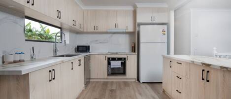 Køleskab, mikrobølgeovn, ovn, kogeplade