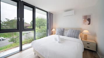 4 bedrooms, iron/ironing board, WiFi, bed sheets