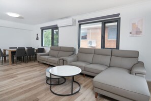 TV - Spacious 4BR Family Home | Near Garden City (MacGregor)