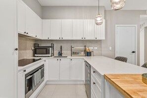 Fridge, microwave, oven, stovetop - Modern Family Oasis Luxe w/ Balcony A/C & Backyard (Holland Park)