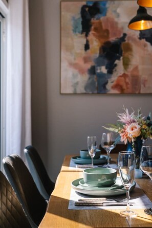 Dining - Modern Family Oasis Luxe w/ Balcony A/C & Backyard (Holland Park)