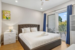 Escritorio, tabla de planchar con plancha, wifi y ropa de cama 