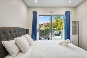 Desk, iron/ironing board, WiFi, bed sheets - Modern Family Oasis Luxe w/ Balcony A/C & Backyard (Holland Park)