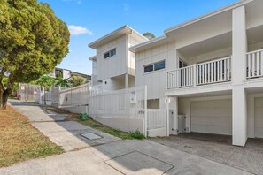 Exterior - Modern Family Oasis Luxe w/ Balcony A/C & Backyard (Holland Park)