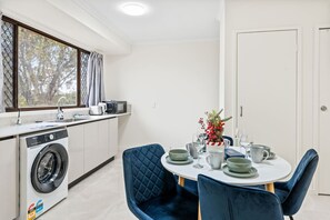 Fridge, microwave, stovetop, toaster - Cozy Little Charm Unit in Eight Miles Plain (Eight Mile Plains)