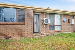 Exterior - Cozy Little Charm Unit in Eight Miles Plain (Eight Mile Plains)
