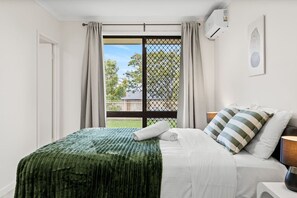 1 bedroom, iron/ironing board, WiFi, bed sheets - Cozy Little Charm Unit in Eight Miles Plain (Eight Mile Plains)