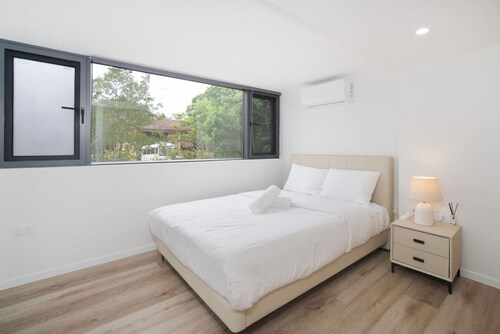 Modern 2BR Home | Near Garden City & Griffith Uni