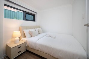 2 bedrooms, iron/ironing board, WiFi, bed sheets - Modern 2BR Home | Near Garden City & Griffith Uni (MacGregor)